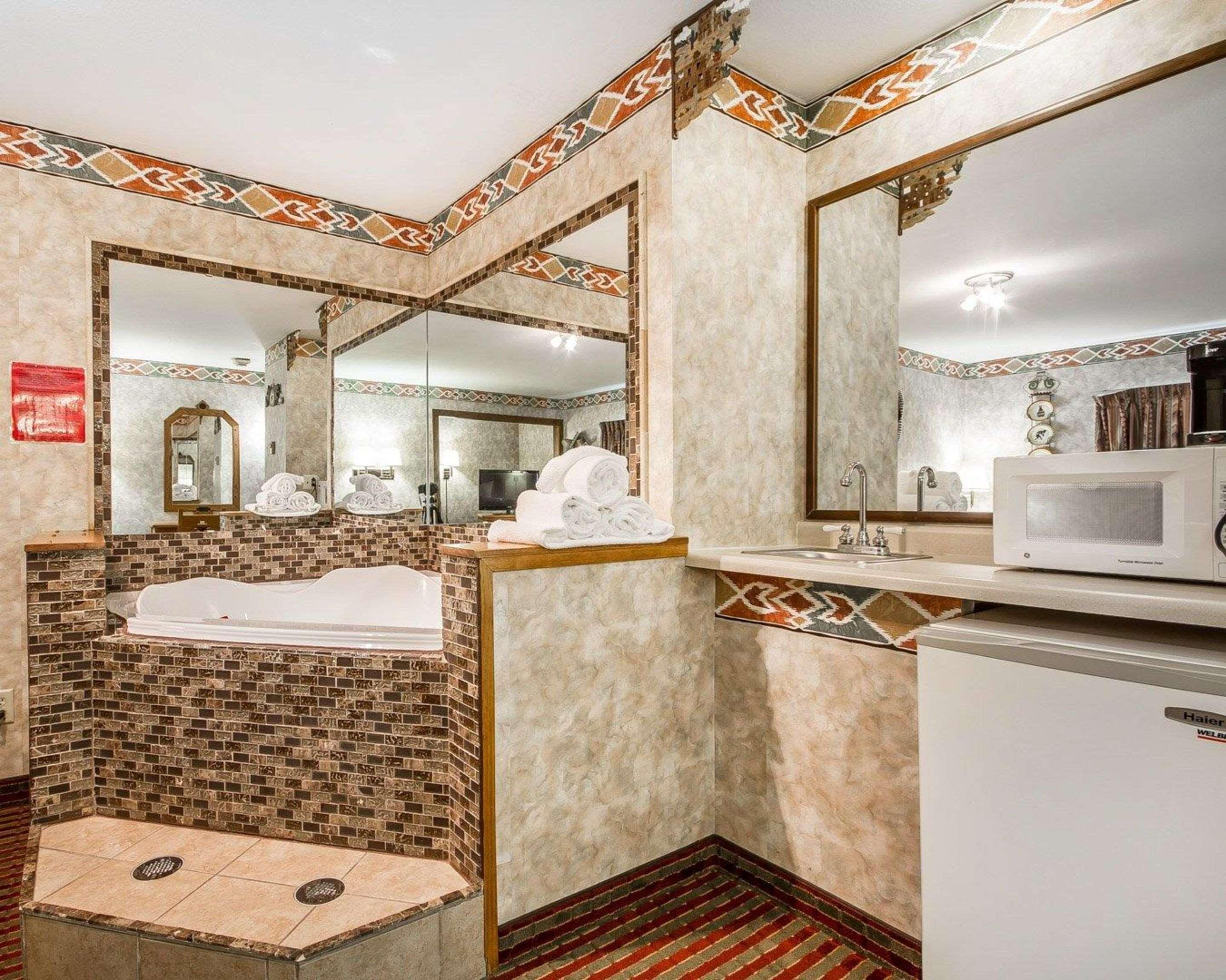 Hotel Rodeway & East 2*