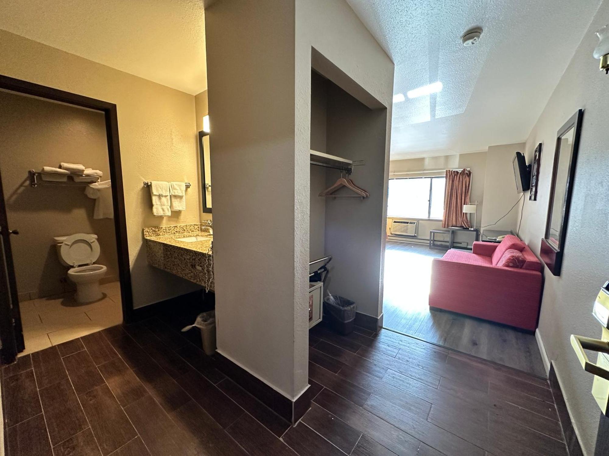 Hotel Rodeway & East Madison