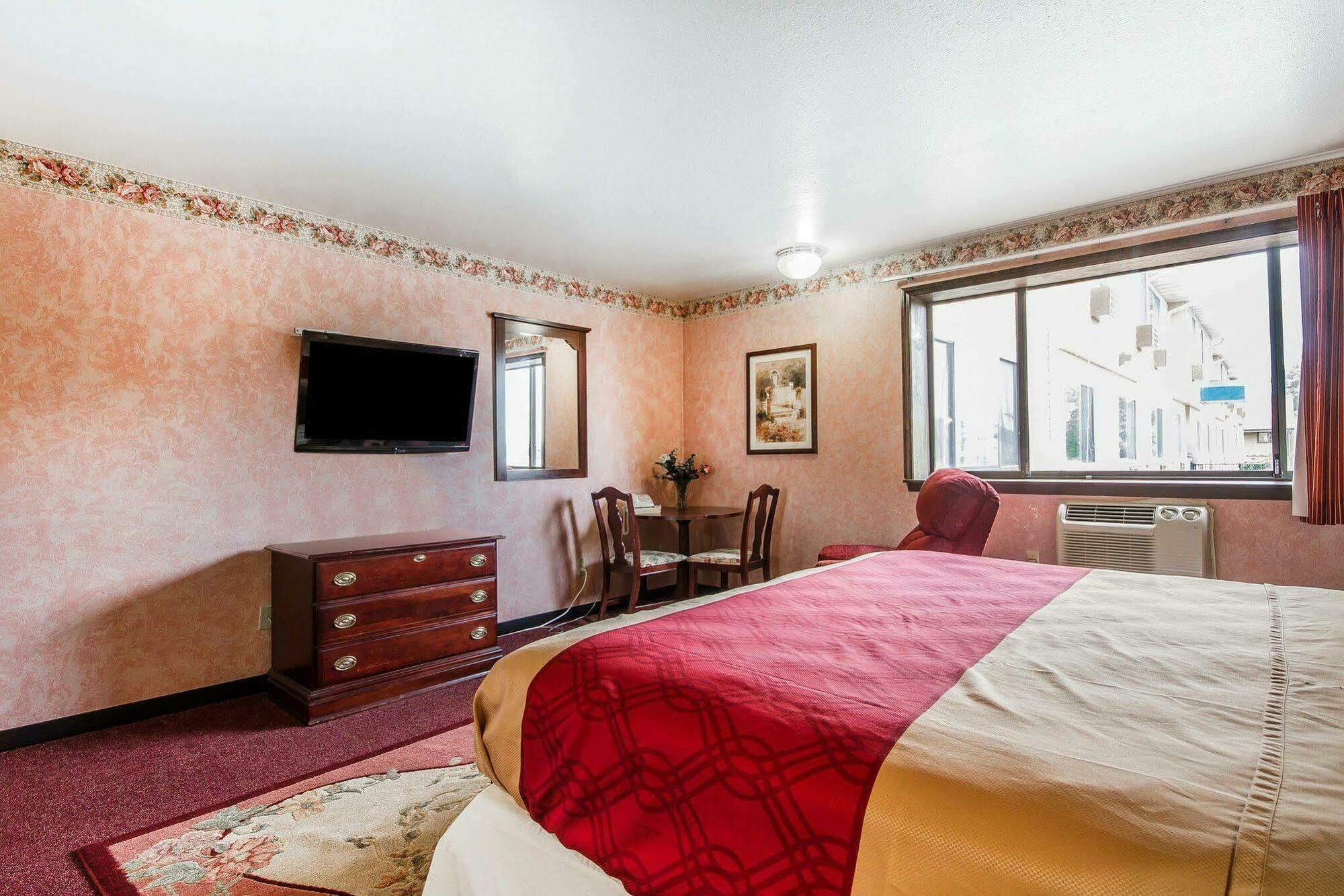 Hotel Rodeway & East