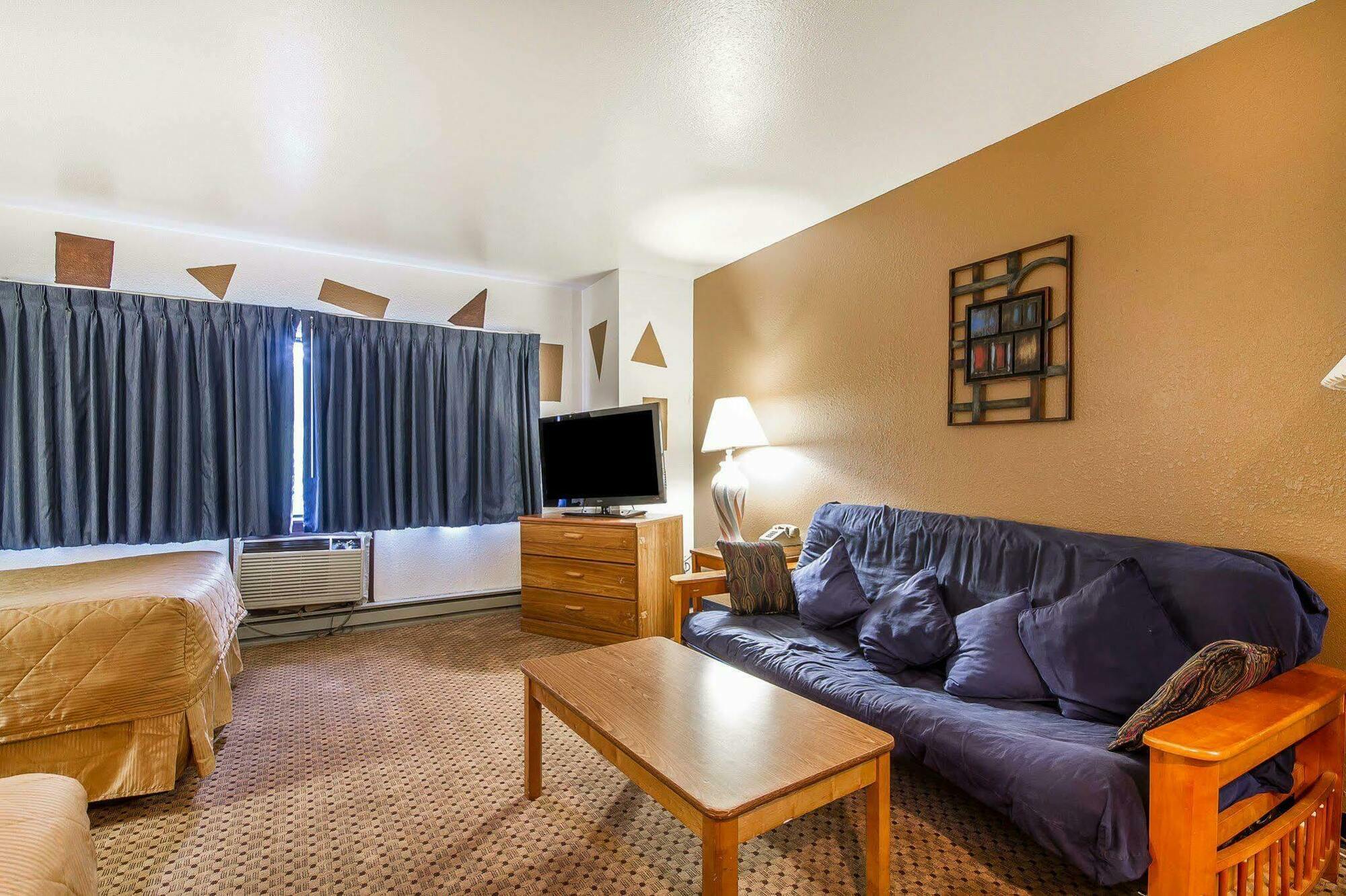 Hotel Rodeway & East